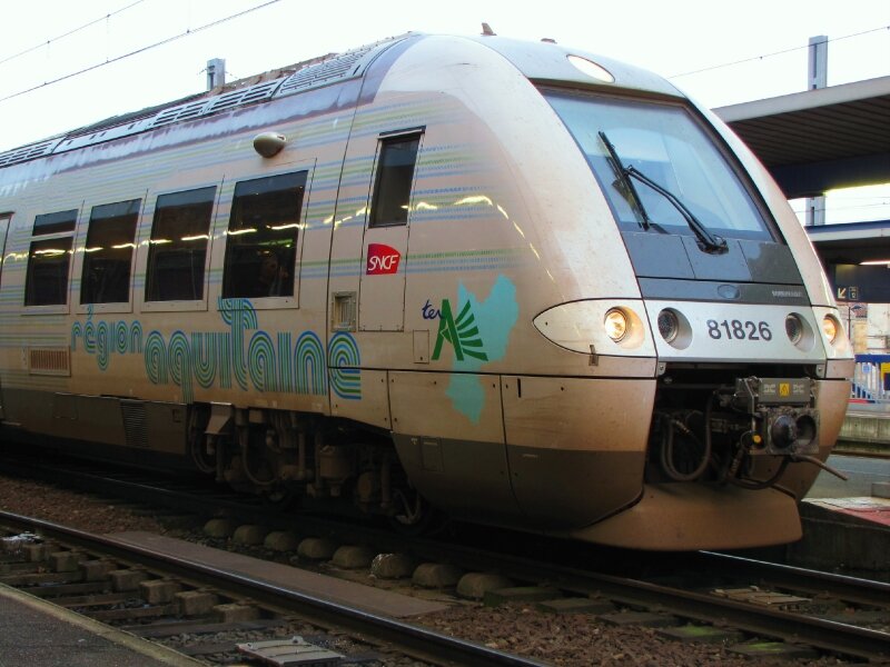 B 81826 le premier AGC dans la nouvelle livrée 'Région Aquitaine', novembre 2009