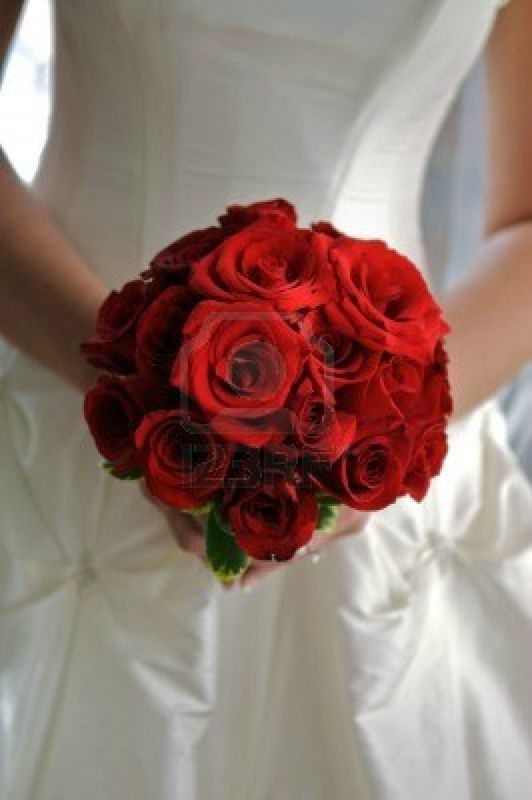 6185490-bouquet-de-rose-rouge-dans-les-mains-de-la-mariee