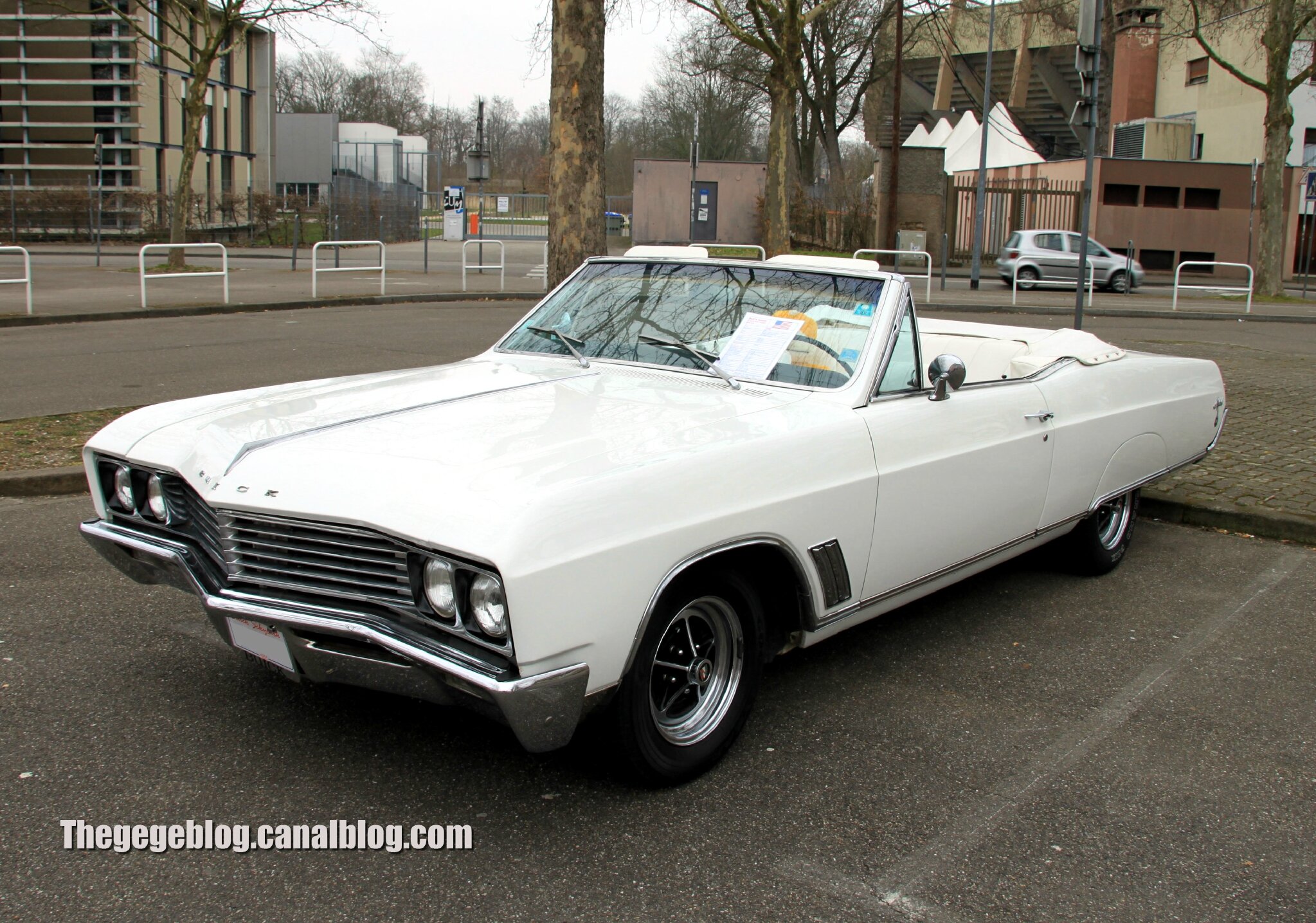 Buick skylark custom convertible de 1967 (Retrorencard avril 2013) 01
