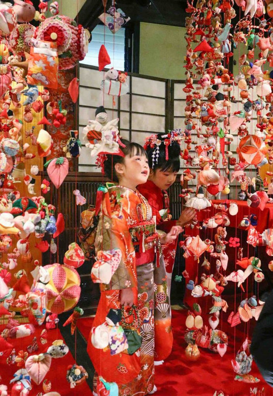 Japan-Hidden-Wonders-Hina-Tsurushi-Kazari-Color-the-Streets-of-Inatori-For-Girls-Festival-001-705x1024