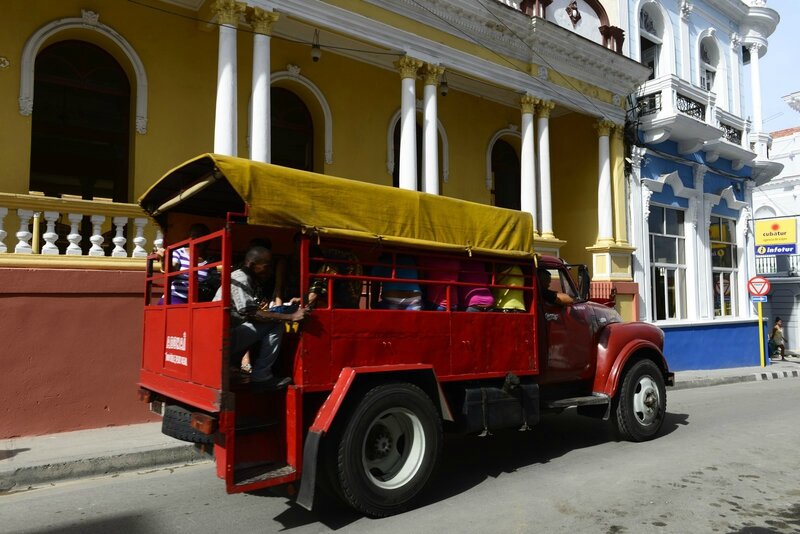 Camion-bus, mode de transport très répandu à Santiago de Cuba.