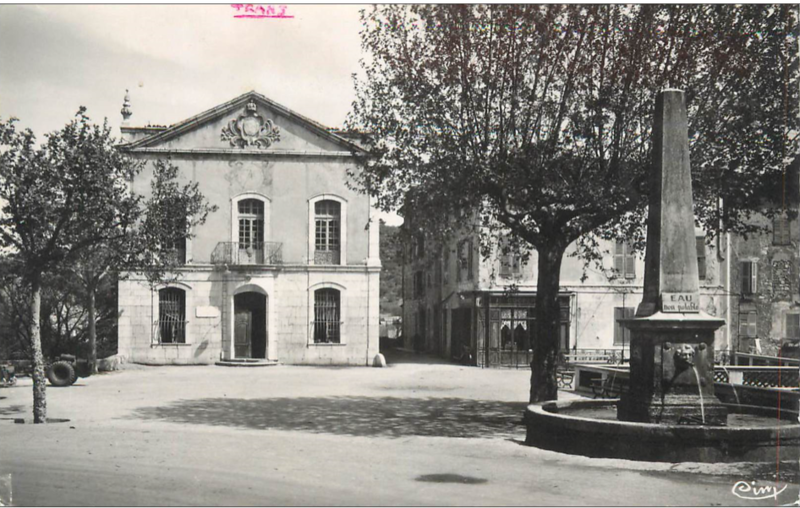 Trans en Provence-Hötel de ville et place