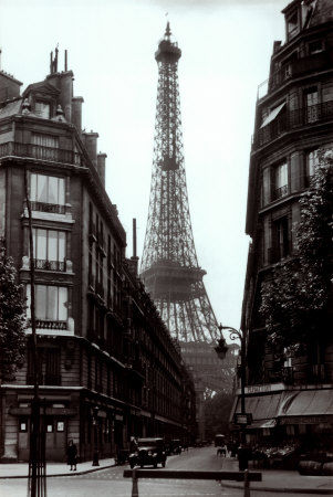 Z1809E_Une_rue_de_Paris_autour_de_1925_Affiches