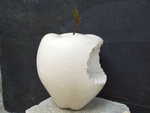 pomme by Marie Thévenet sculpteur