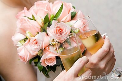 glasses-champagne-rose-bouquet-8189695