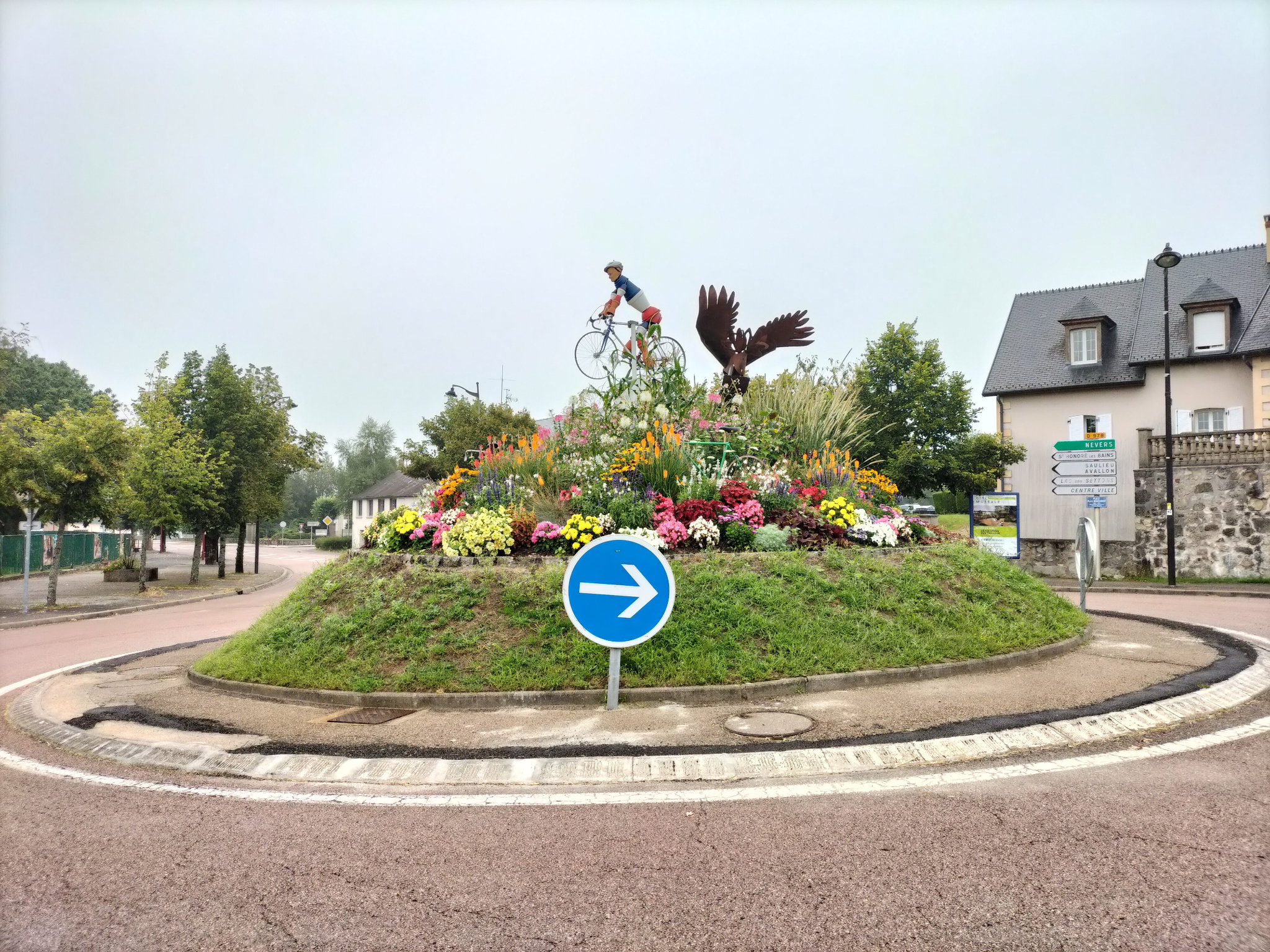 Chateau-Chinon, rond point après tour de France (58)
