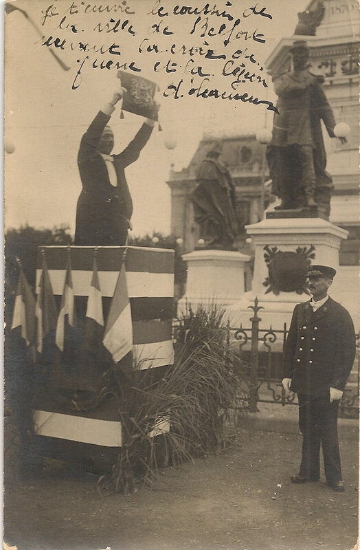 1920 07 04 Belfort CPA 10 Croix de Guerre Maire présente coussin CPhoto
