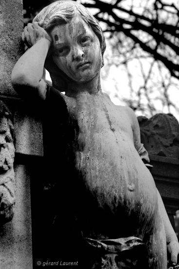 200018_paris_l_enfant_triste_du_cimetiere_du_pere_lachaise