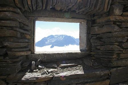 fenetre_de_pierre_vue_sur_les_montagnes