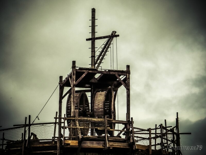 grue du moyen age - construction d'un château fort Guédelon