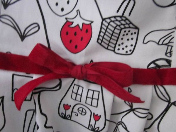 Robe en coton blanc imprimé dessins enfantins noirs colorisés de rouge avec haut à découpes princesse et jupe plissée réhaussée d'une ceinture de ruban de velours rouge - taille 36