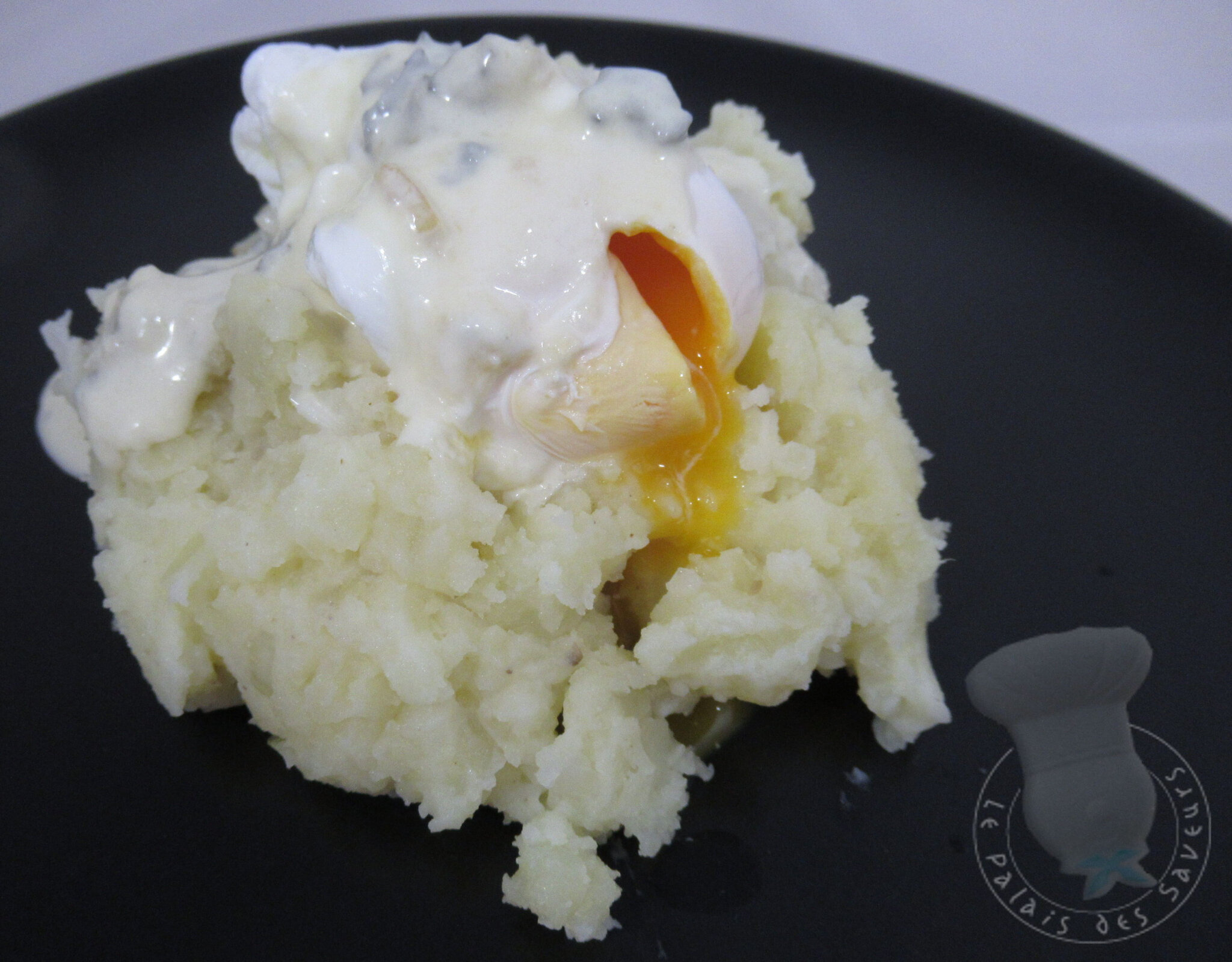 Oeuf cassé sur écrasé de pommes de terre, crème au bleu