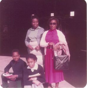 Judith en uniforme avec gramère et tata Pilar 001