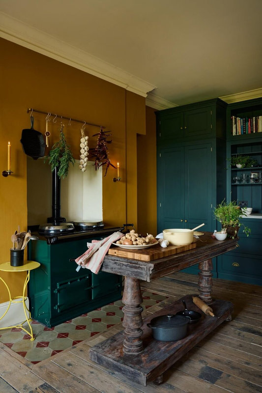 yellow-blue-classic-english-devol-kitchen-clarence-graves-bruton-nordroom-1000x1500