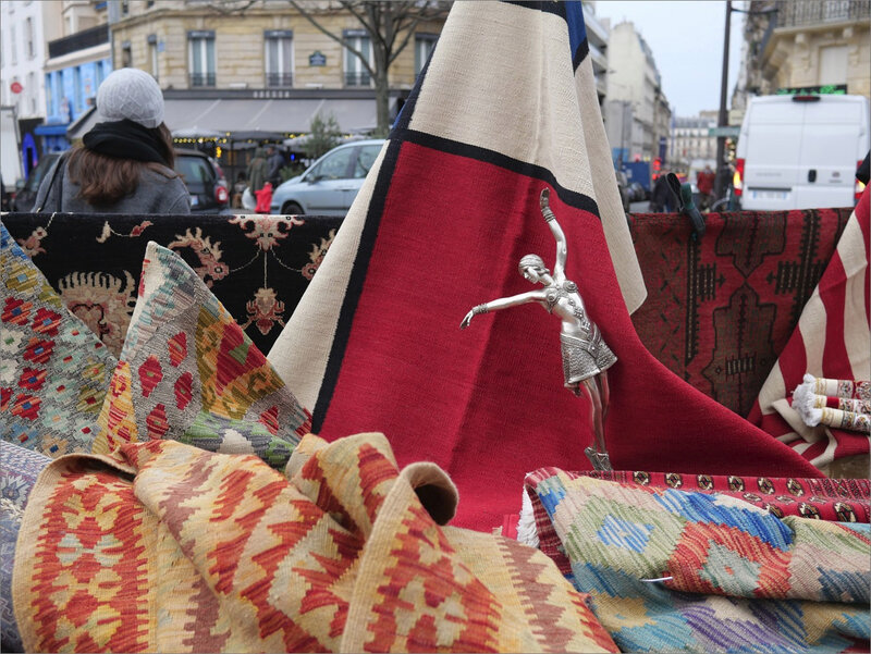 Paris 141219 lumix ym 7 statue danseuse tapis rue