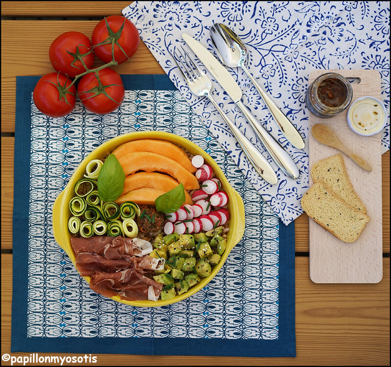 Buddha Bowl au jambon de Parme, melon et farro au citron confit