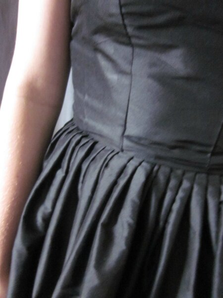 Robe en soie sauvage noire -bustier à très fines bretelles avec fermeture sur le côté monté sur une jupe plissée de tout petits plis serrés- sur mesure (14)