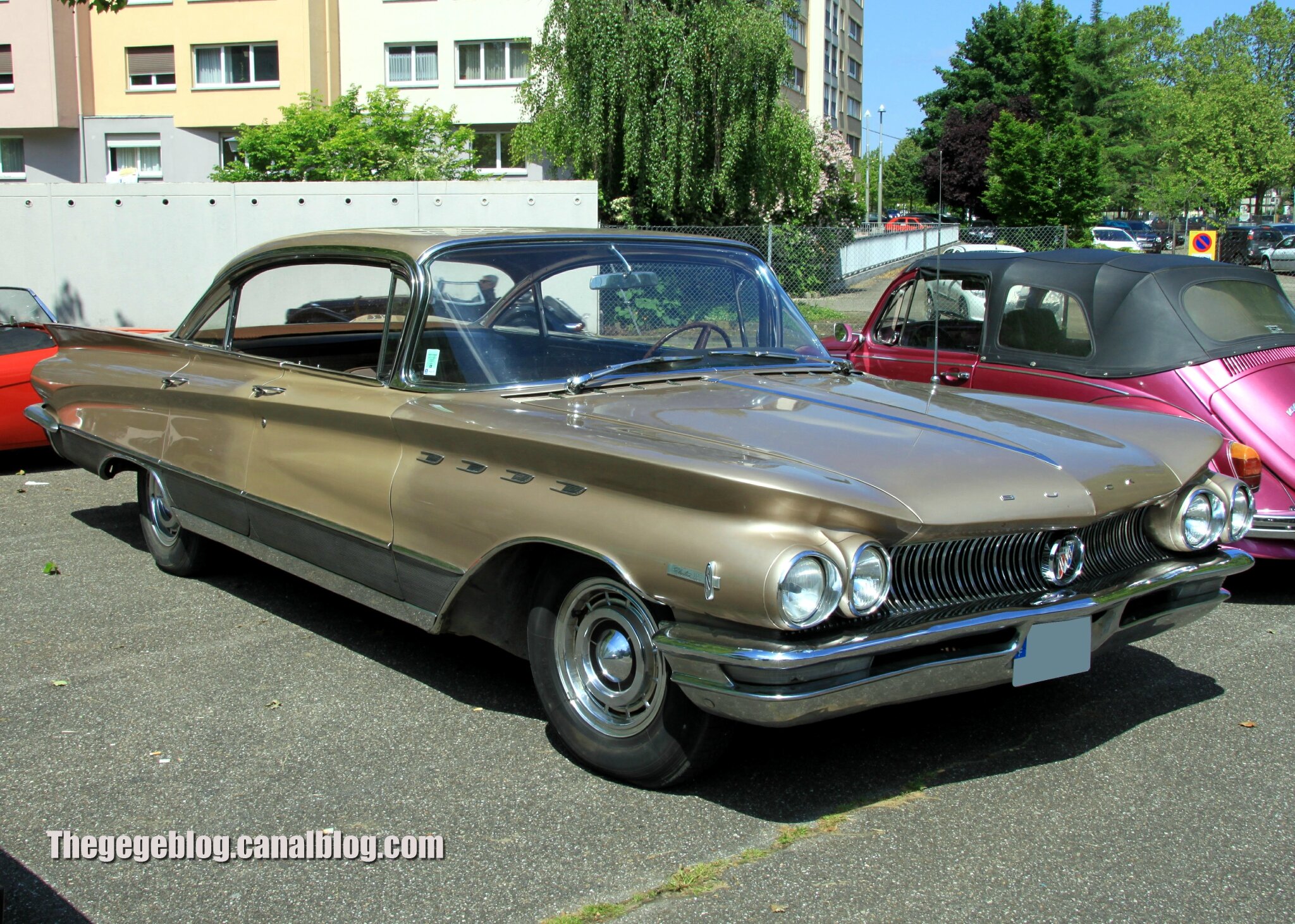 Buick electra 225 4-door de 1960 (Retrorencard juin 2013) 01