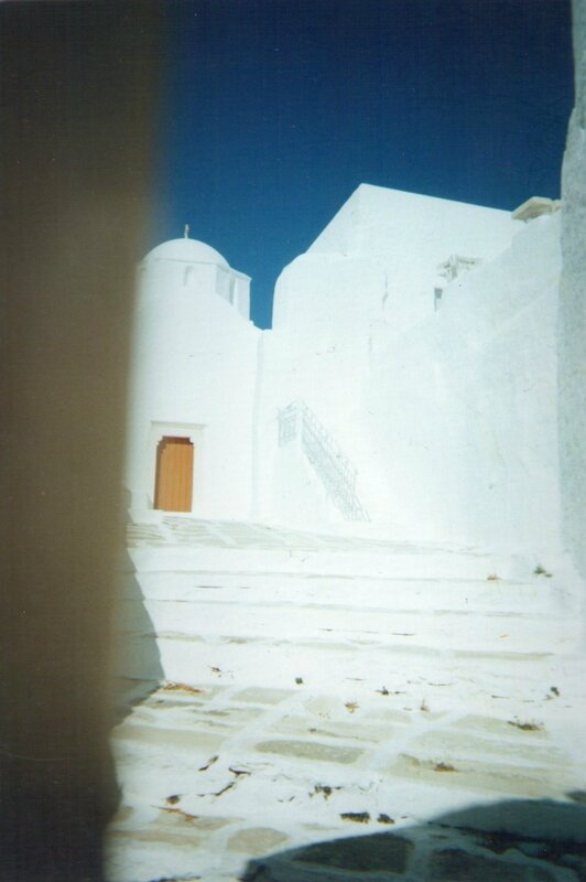 Photo Une église orthodoxe en toute sa blancheur (original)