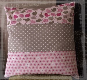 coussin_rose_oiseau_fleur_pois_devant