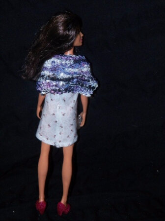 robe barbie en couture et son châle tricot vus de dos