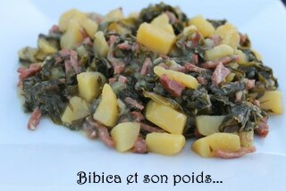 Pot+®e de chou portugais au bacon et pommes de terre part gros plan