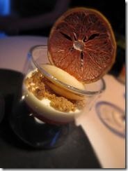 Pomelos rosé, confit et juteux, Panacotta  fleur d'oranger, grattons sucrés à l'huile d'olive infusion orange
