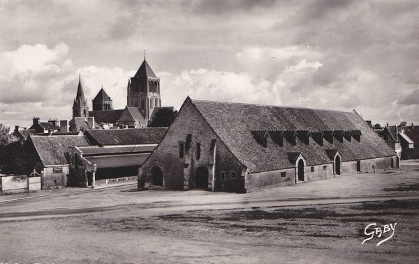 5-Saint-Pierre-sur-Dives (Calvados) Vieille Halle et Eglise