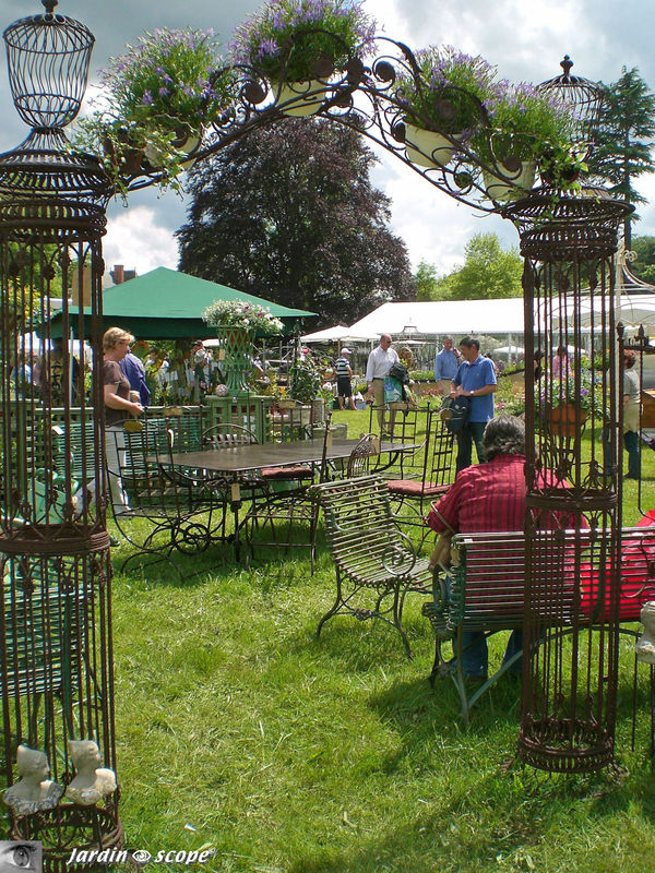 A Courson, bancs et sièges de jardin