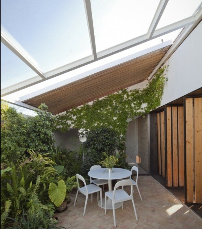 tropezinne-terrasse-avec-pergola-amenagement-terrasse-table-et-chaise-carrelage-plantes-vertes-e1487683145853