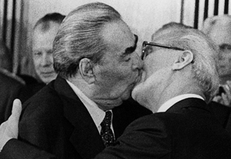 octobre-1979-c3a0-berlin-baiser-fraternel-entre-brejnev-et-honecker