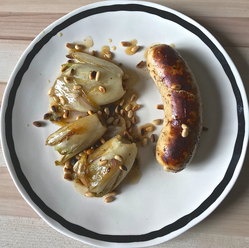 boudin blanc, endives caramélisées au miel, pignons