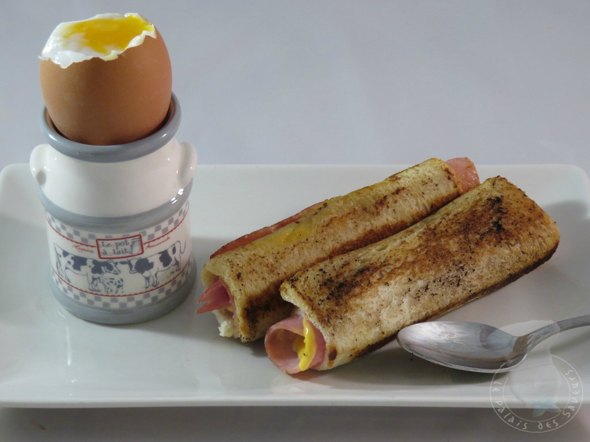 Oeuf à la coque, mouillettes de sandwich roulé