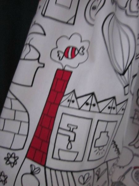 Robe en coton blanc imprimé dessins enfantins noirs colorisés de rouge avec haut à découpes princesse et jupe plissée réhaussée d'une ceinture de ruban de velours rouge - taille 36 (7)