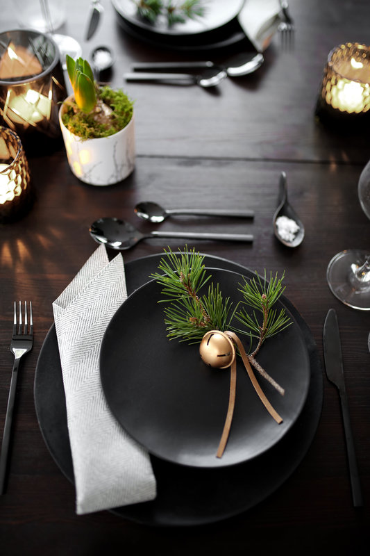 Christmas_table_setting_black