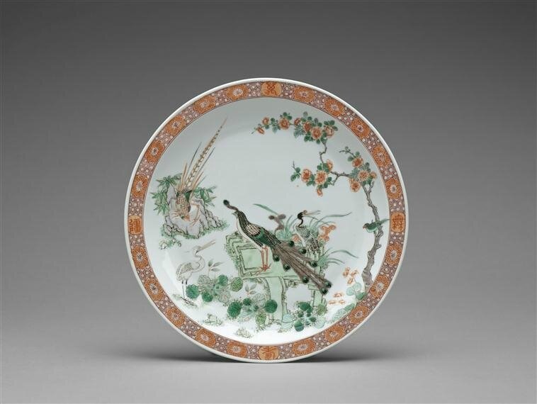 Plat à décor de cinq oiseaux parmi les rochers et les fleurs, règne de Kangxi (1662-1722)