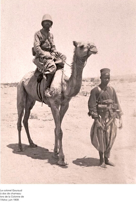 Gouraud à dos de chameau, 1909