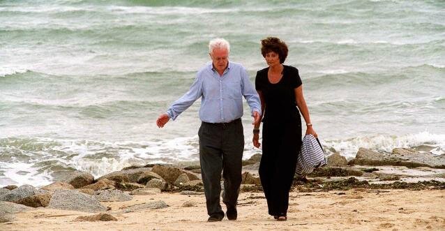 Lionel Jospin et Sylviane Agacinski sur une plage de l'île de Ré