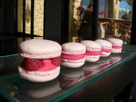 Macarons fraise-rose recettes Macarons : chocolat ou eau de rose ?