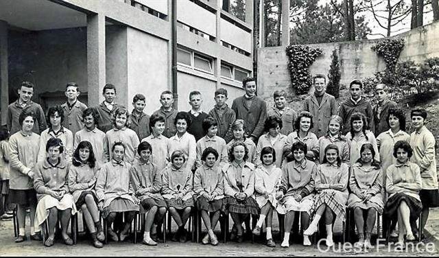 1960-ouestfrance-la baule-port de la blouse vert clair (filles) et grise (garçons) était obligatoire