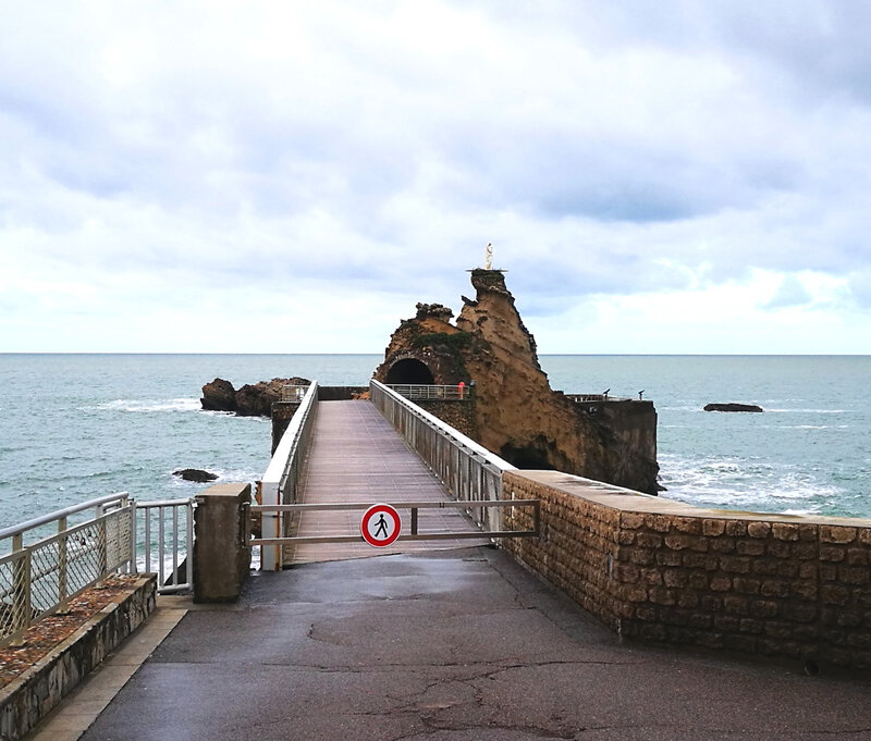 Biarritz, Rocher de la Vierge et panneau