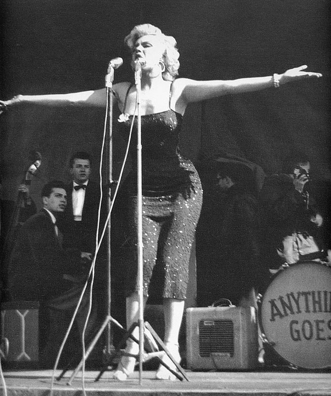 1954-02-17-korea-grenadier_palace-stage-042-1