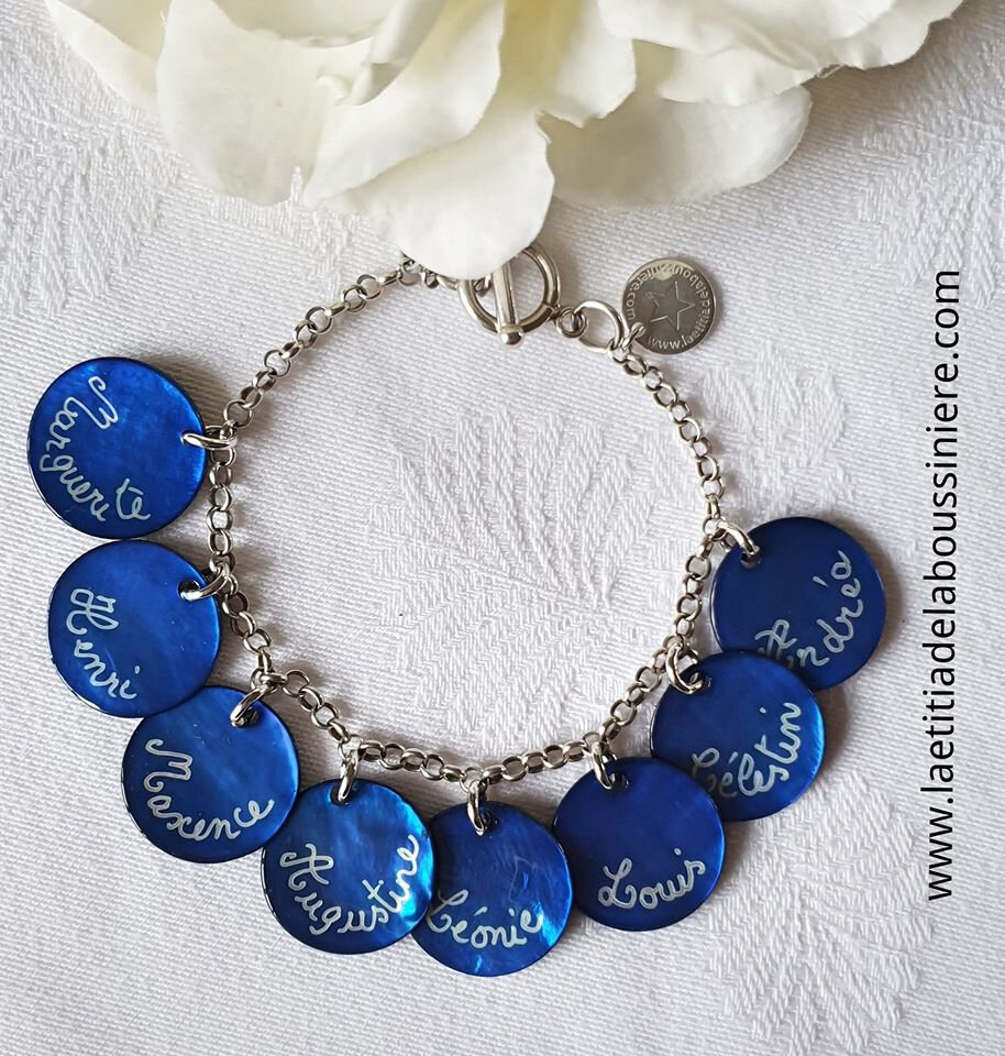 Bracelet personnalisé sur chaîne argent massif maille classique composé de 8 médailles en nacre gravées - 84 €