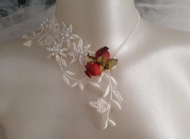 Collier de mariage dentelle perlée blanche et roses rouges (6)