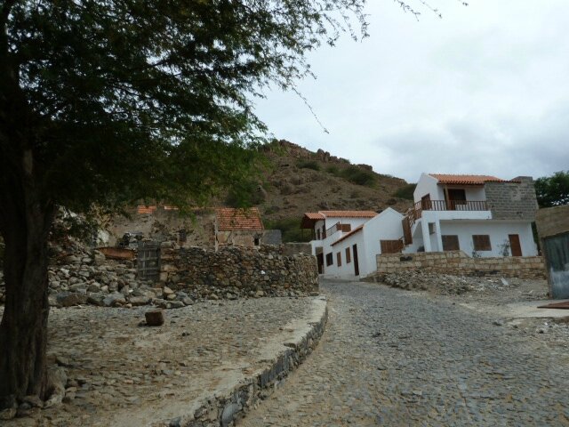 route pavée dans village de Povaçäo Velha