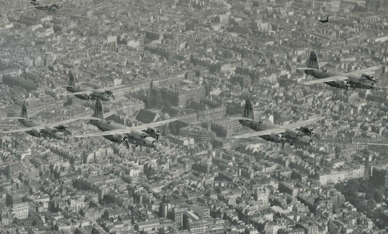 yves garcia Paris,défilé de B26(16-06-1945) (2) (1280x771)
