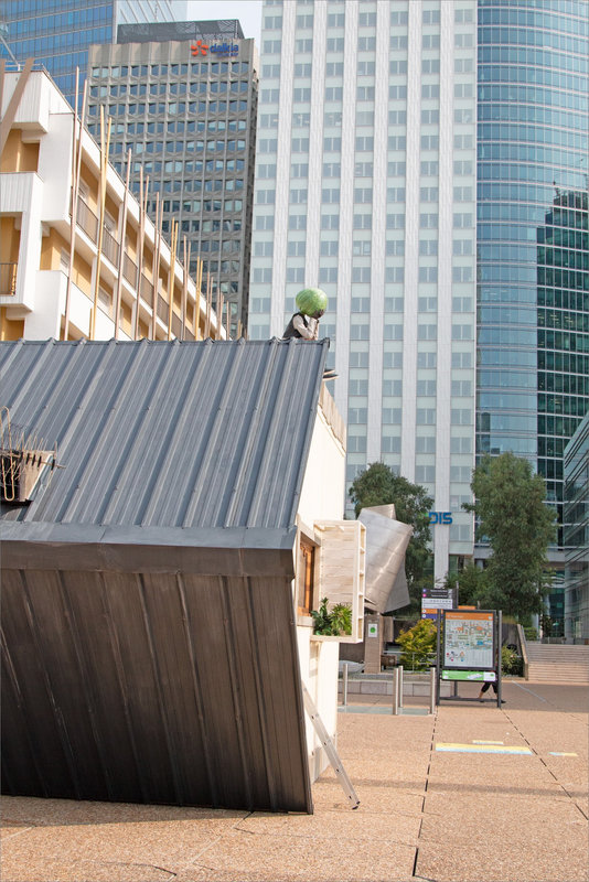 Paris août 2021 ym 32 Défense personnage assis maison renversée immeubles