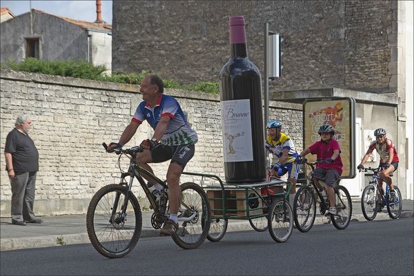 Niort cyclos parade Medoc bouteille 120812