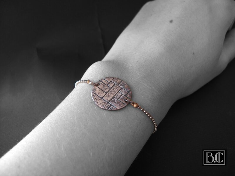 Bracelet chaine médaillon rond mur cuivre porté