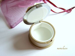 mes_cr_ations_pill_box_inside_white_rose